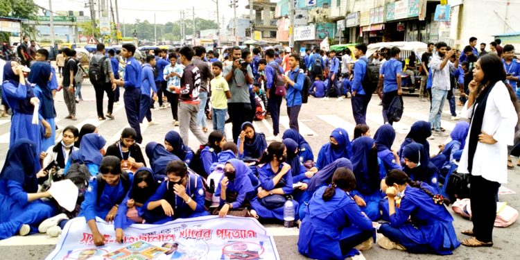 শিক্ষক কর্তৃক অশালীন আচরনের প্রতিবাদে সড়ক অবরোধ