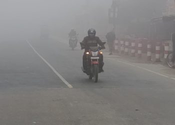 কুড়িগ্রামে দুদিনে সুর্যের দেখা মেলেনি, কুয়াশায় ঢাকা পুরো শহর