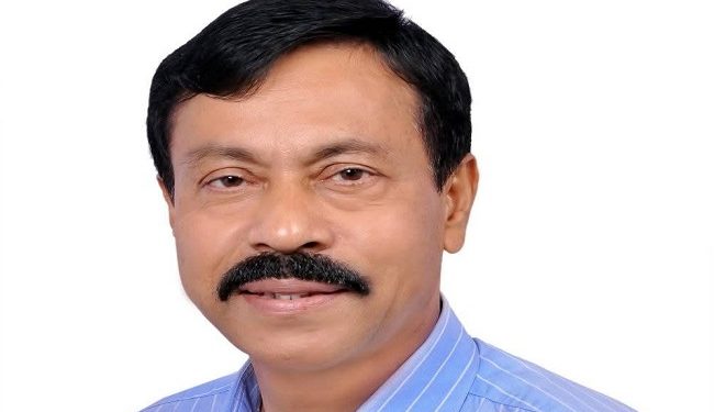 স্বামীর বিরুদ্ধে মামলা করে পালিয়ে বেড়াচ্ছেন ইউপি সদস্য