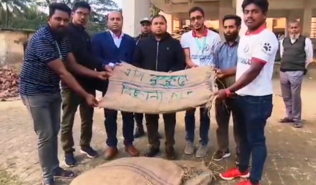 কনকনে শীতে বেওয়ারিশ কুকুরের সুরক্ষায় ব্যতিক্রম উদ্যোগ