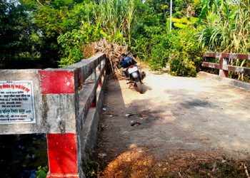 হাটহাজারীতে সড়কের অভাবে কাজে আসছে না সেতু