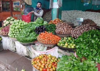 ফুলবাড়ীতে সরবরাহ বেড়েছে সবজির, কমেছে দাম