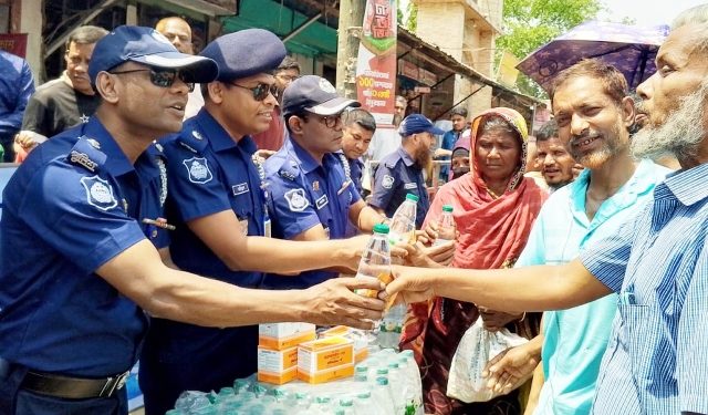 কুড়িগ্রামে পথচারীদের মাঝে পুলিশের পানি-স্যালাইন বিতরণ