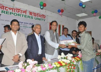 শিক্ষামন্ত্রীর হাত থেকে অ্যাওয়ার্ড পেলেন কুষ্টিয়ার দুই সাংবাদিকপূত্র