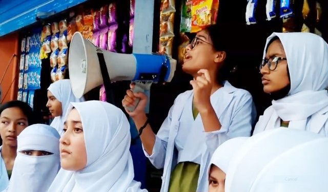 চিলাহাটি গার্লস স্কুলের তালা ভেঙ্গে ক্যান্টিন খুলল শিক্ষার্থীরা