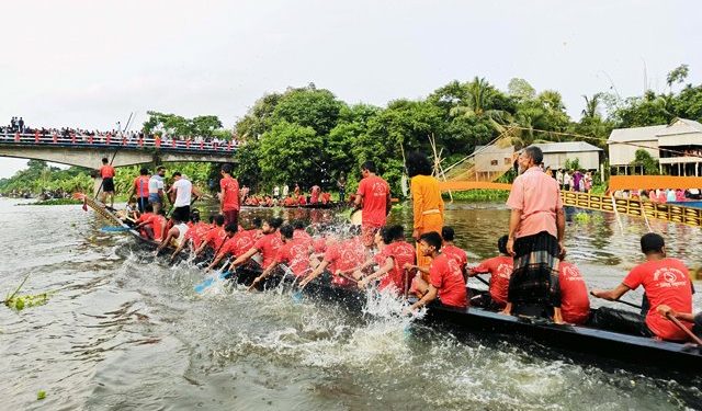 লক্ষ্মী পূজা উপলক্ষে কোটালীপাড়ায় নৌকা বাইচ