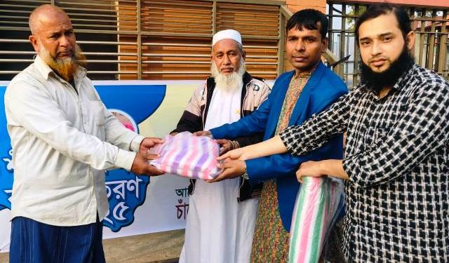 কোটালীপাড়ায় ভ্যানচালক ও পথচারীদের মাঝে শীতবস্ত্র বিতরণ