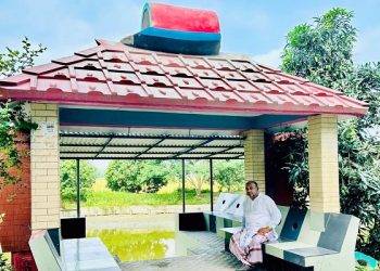 কোটালীপাড়ায় আ. লীগ ছাড়ার ঘোষণা দিয়ে নৌকা ভাস্কর্য ভাঙ্গলে চেয়ারম্যান