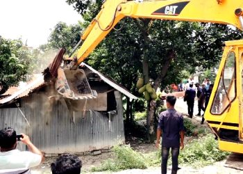 কুষ্টিয়ায় বাপাউবো’র জমিতে অবৈধ দখল উচ্ছেদে অভিযান
