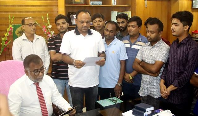 মহাসড়ক সংস্কার ও শিক্ষার্থীদের ভোগান্তি: ইবি ছাত্রদলের স্মারকলিপি