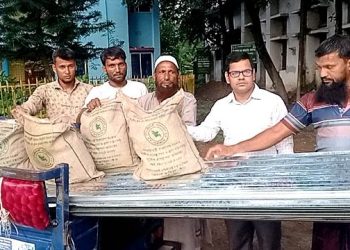 সাপাহারে অগ্নিকাণ্ডে ক্ষতিগ্রস্ত পরিবারের পাশে ইউএনও