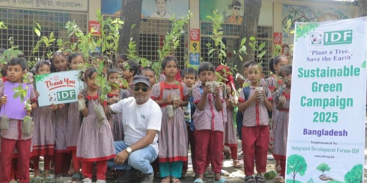কুষ্টিয়ায় আইডিএফ’র উদ্যোগে গাছের চারা বিতরণ