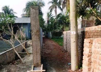 সড়ক দখল করে সীমানা প্রাচীর নির্মাণ, ফেসবুকে নাগরিকদের তীব্র প্রতিক্রিয়া